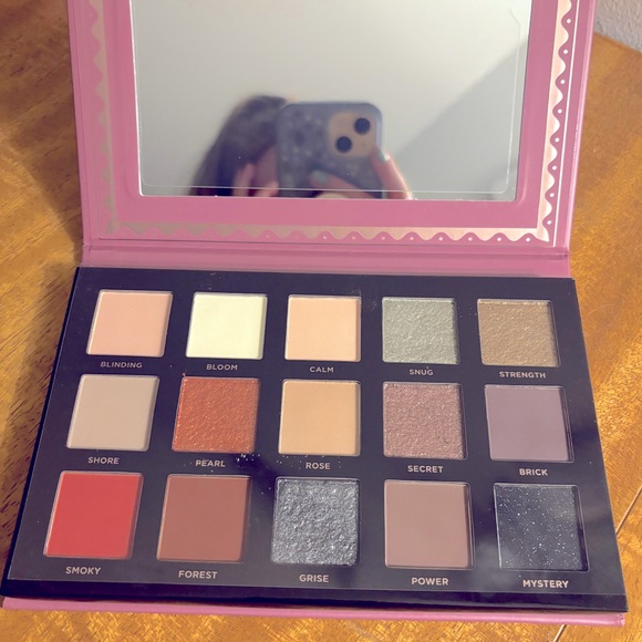 Ace Beaute Smoky Roses Shadow Palette - Picture 2 of 4